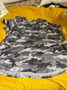 Old Navy lot of 2 t shirts